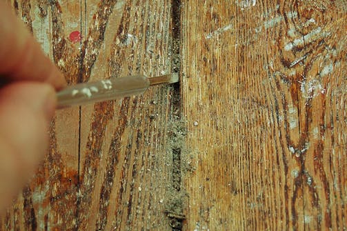 Lattian maalaaminen: Lautojen väliset raot pitää kaapia puhtaiksi ja imuroida ennen maalaamista. Lattian maalaaminen: Lautojen väliset raot pitää kaapia puhtaiksi ja imuroida ennen maalaamista.